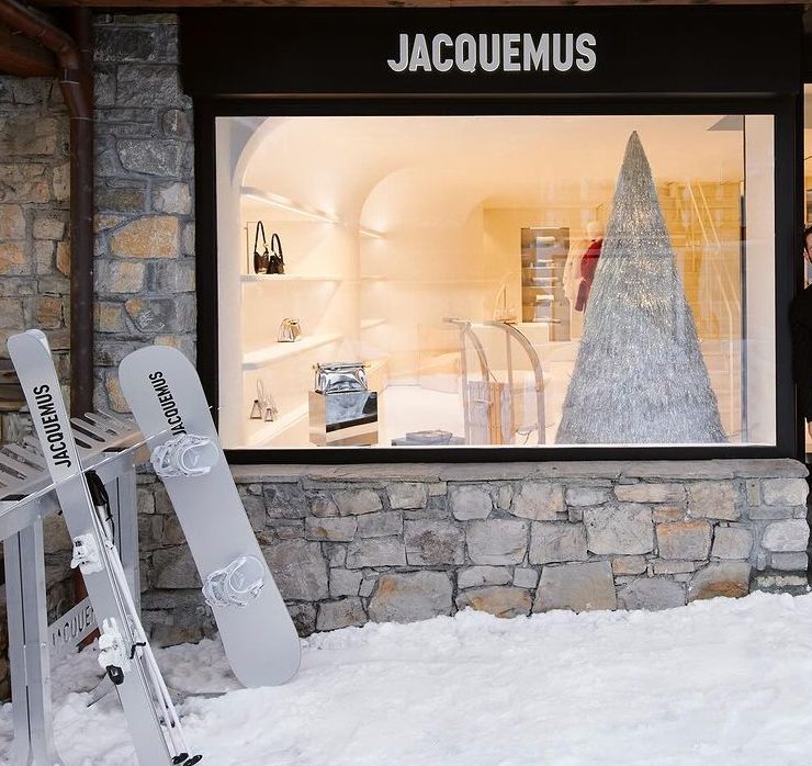 Бренд Jacquemus открыл бутик в заснеженном Куршевеле