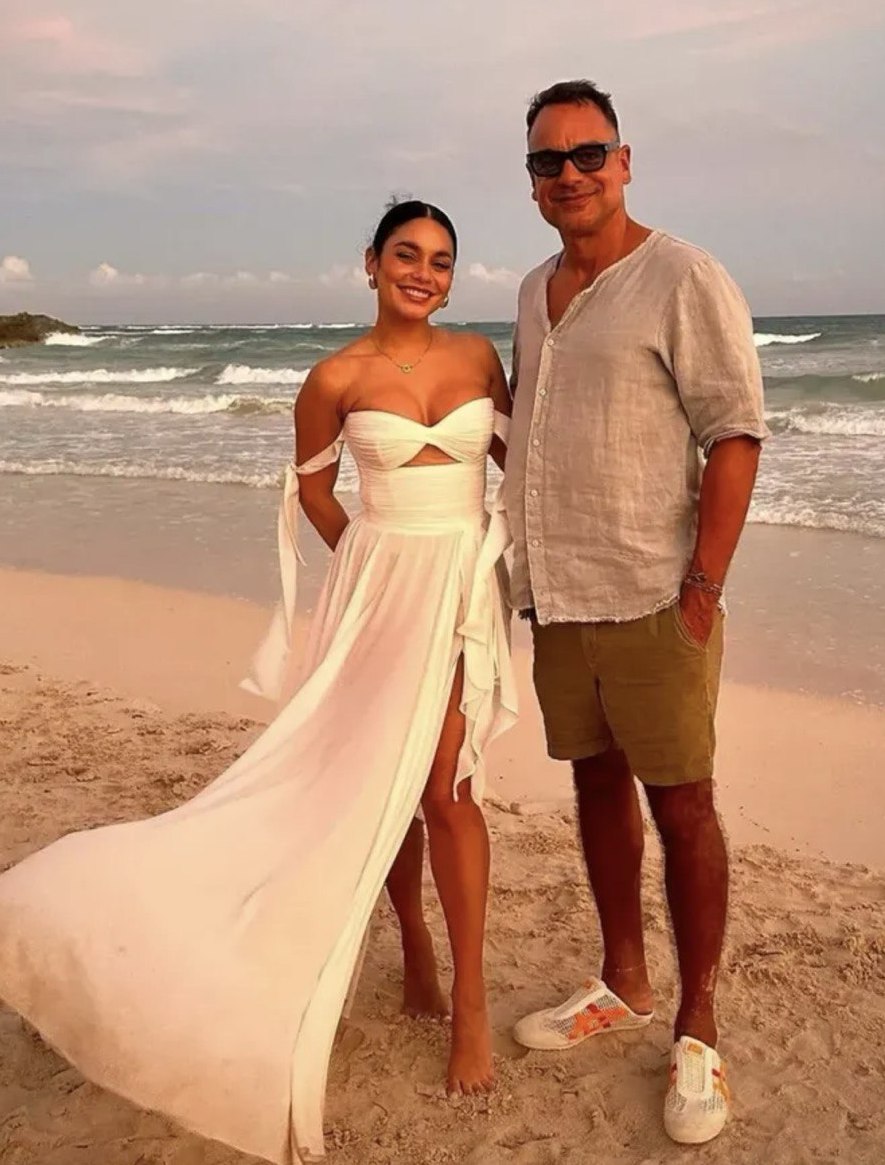 Vanessa Hudgens s-a căsătorit în Mexic