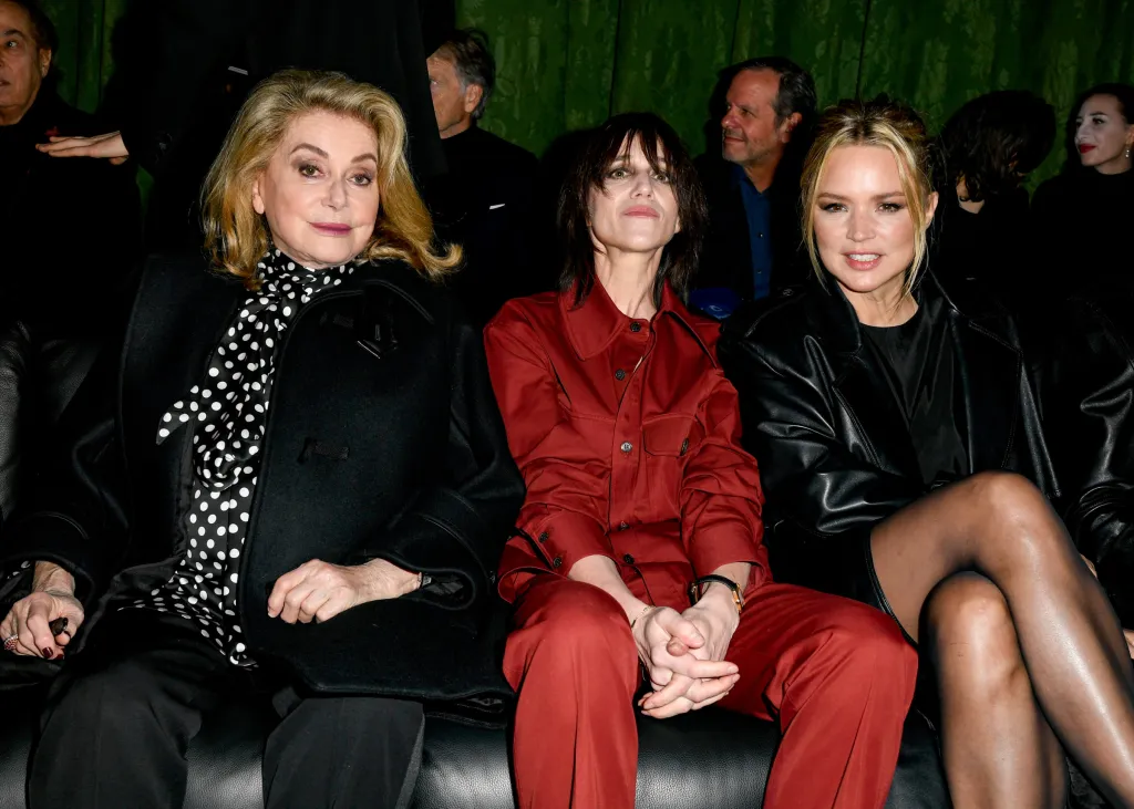 Monica Bellucci, Zoe Kravitz și Kate Moss: vedete invitate la show-ul Saint Laurent FW&#8217;24