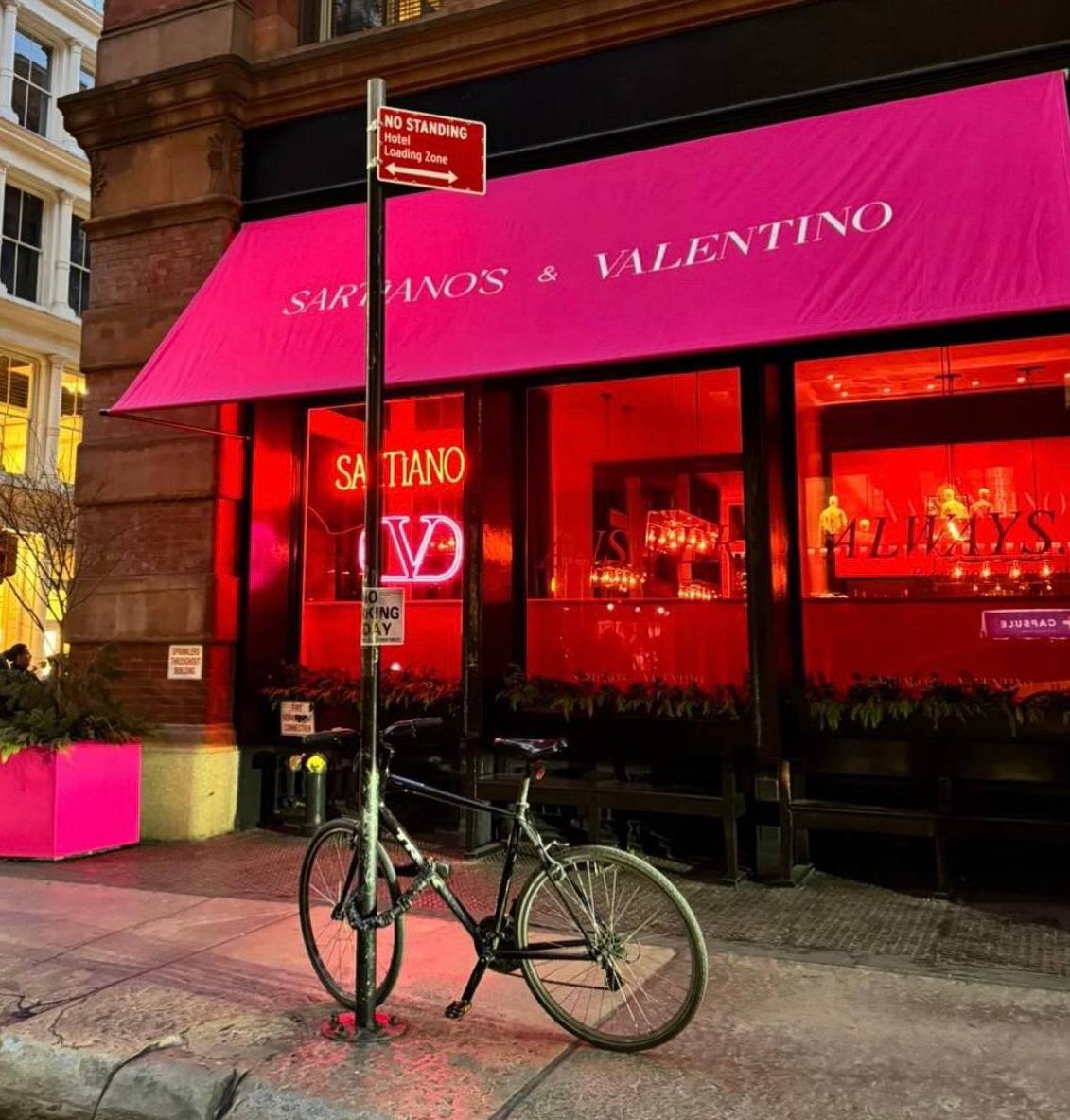 Brandul Valentino a deschis o cafenea pentru îndrăgostiți în New York City