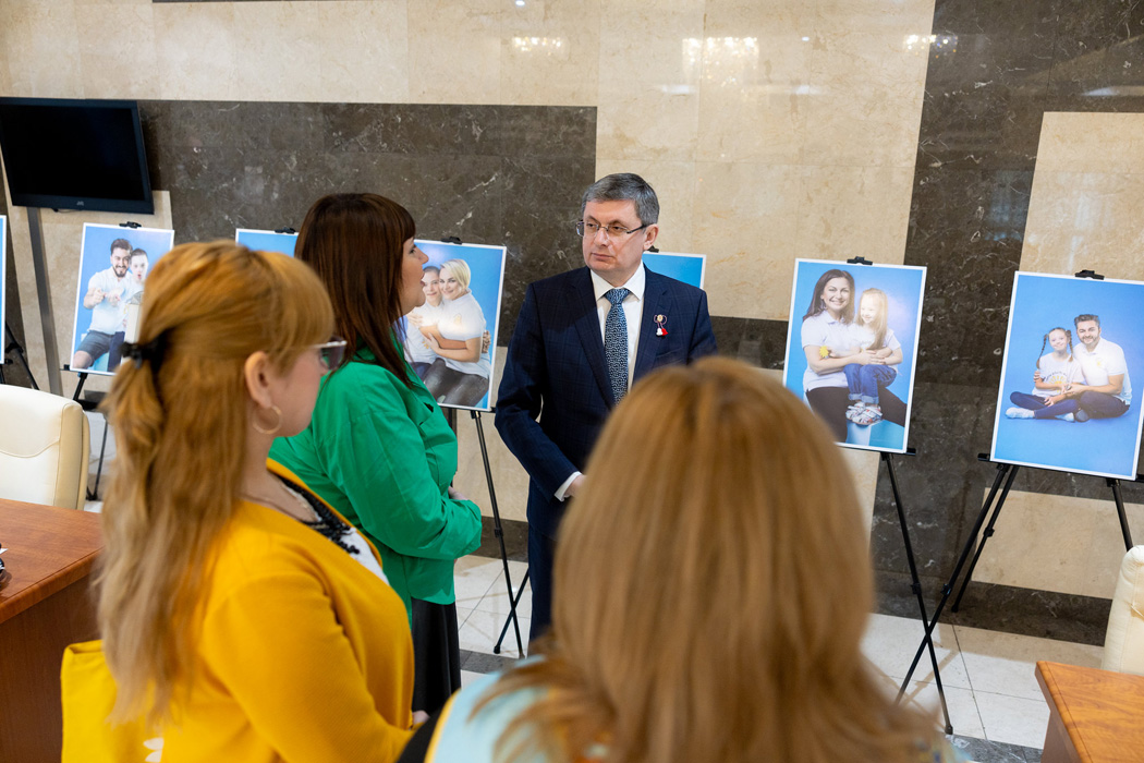 «Мы разные, но одинаковые»: в парламенте Молдовы открылась инклюзивная фотовыставка