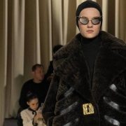 Bătălia look-urilor: Victoria Beckham și Nicola Peltz într-o geacă de la D&#038;G