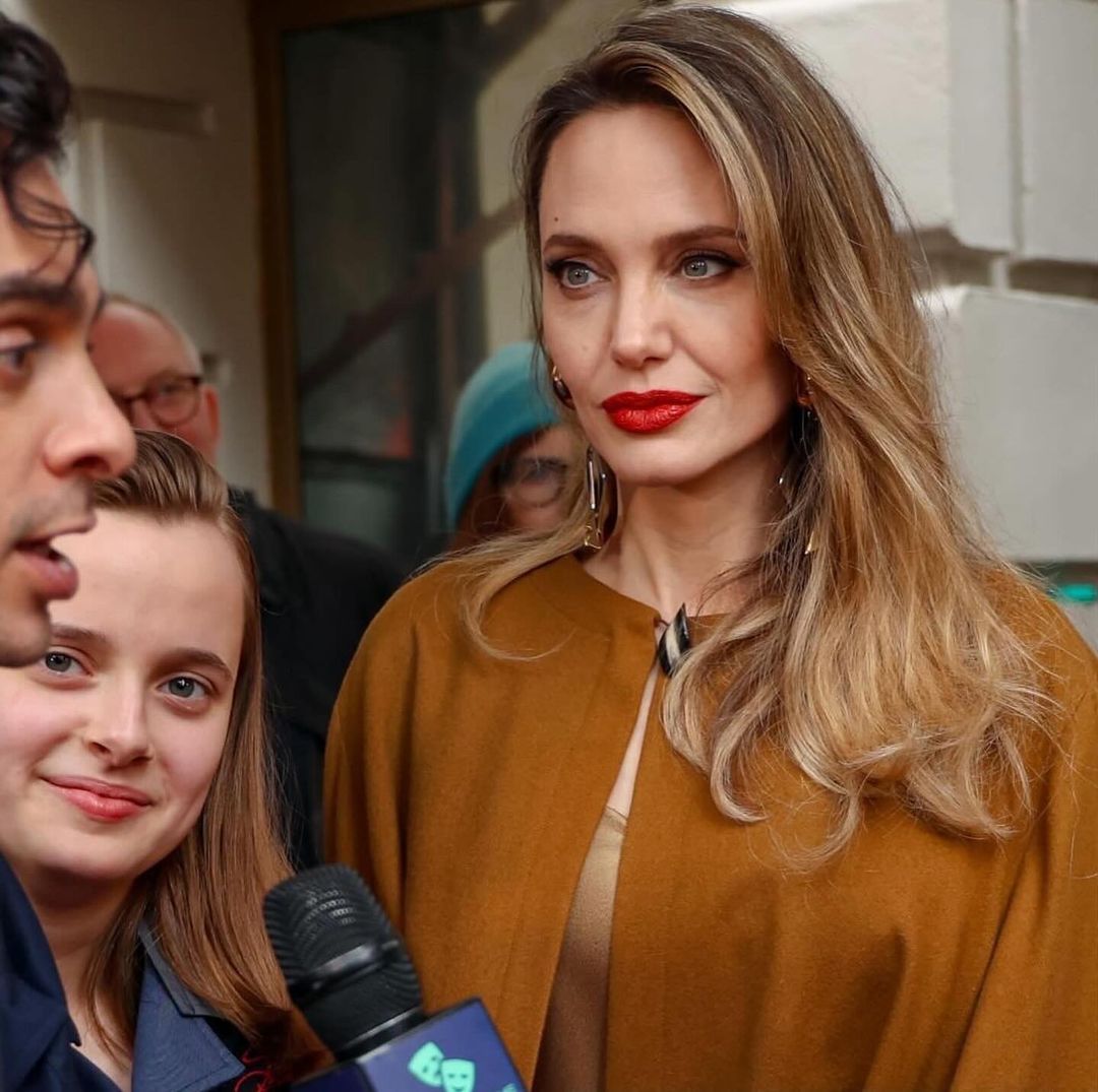 Apariție rară: Angelina Jolie cu fiica ei la premiera show-ului The Outsiders  