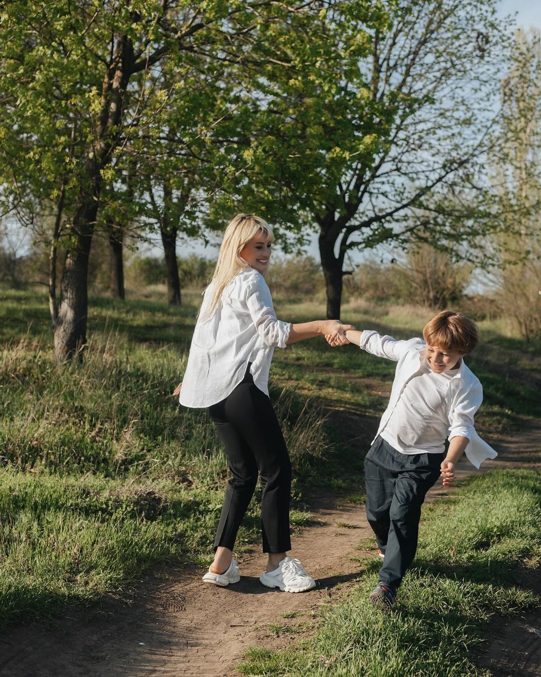 «Odată mamă, pentru totdeauna mamă»: Natalya Gordienko a arătat fotografiile însorite cu fiul ei