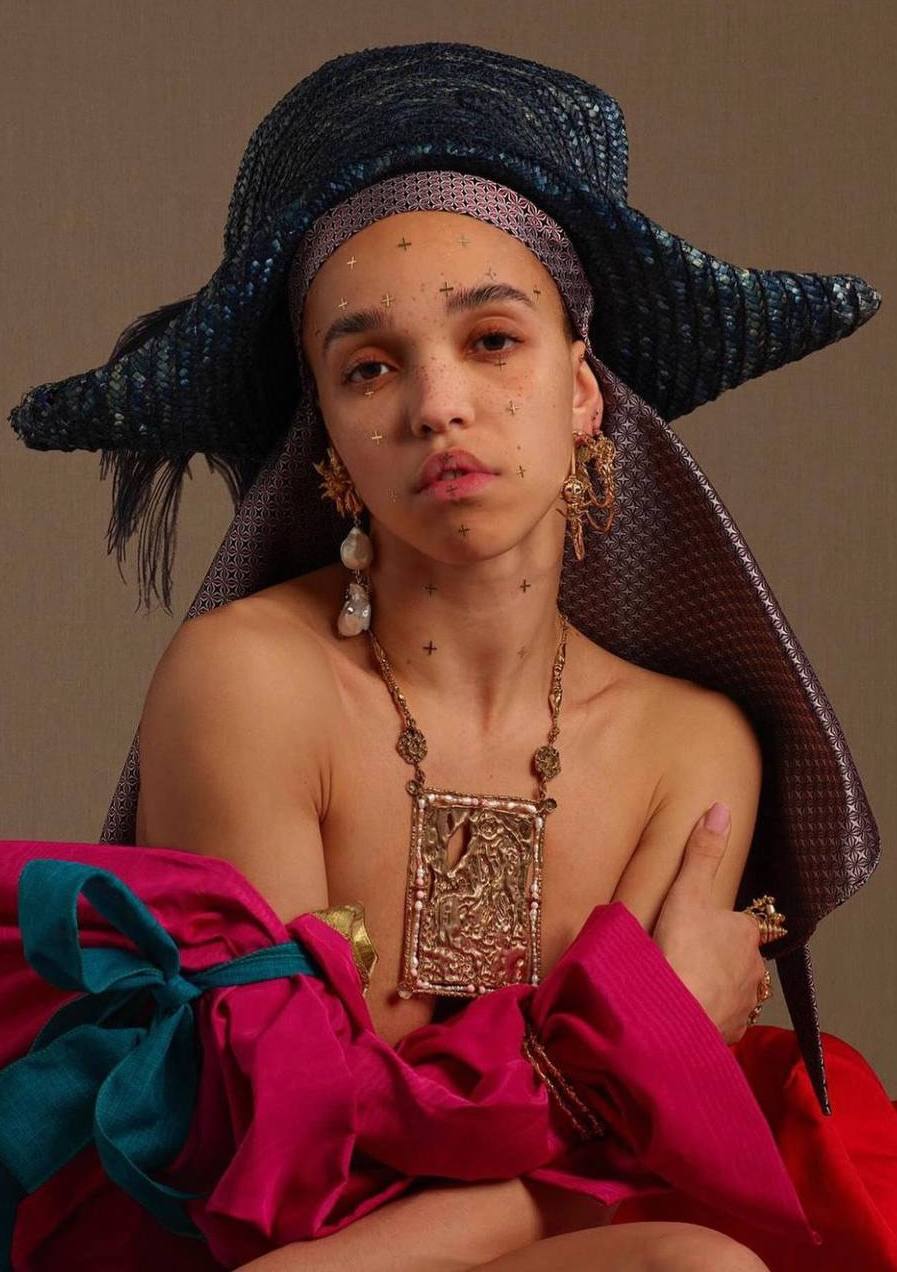 FKA Twigs требует $10 миллионов от экс-возлюбленного Шайи Лабафа