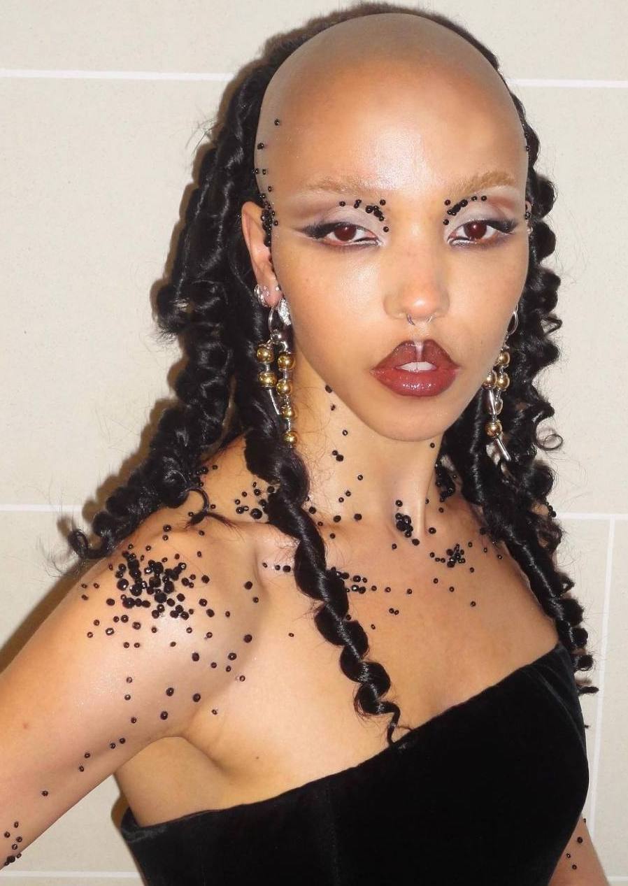 FKA Twigs требует $10 миллионов от экс-возлюбленного Шайи Лабафа