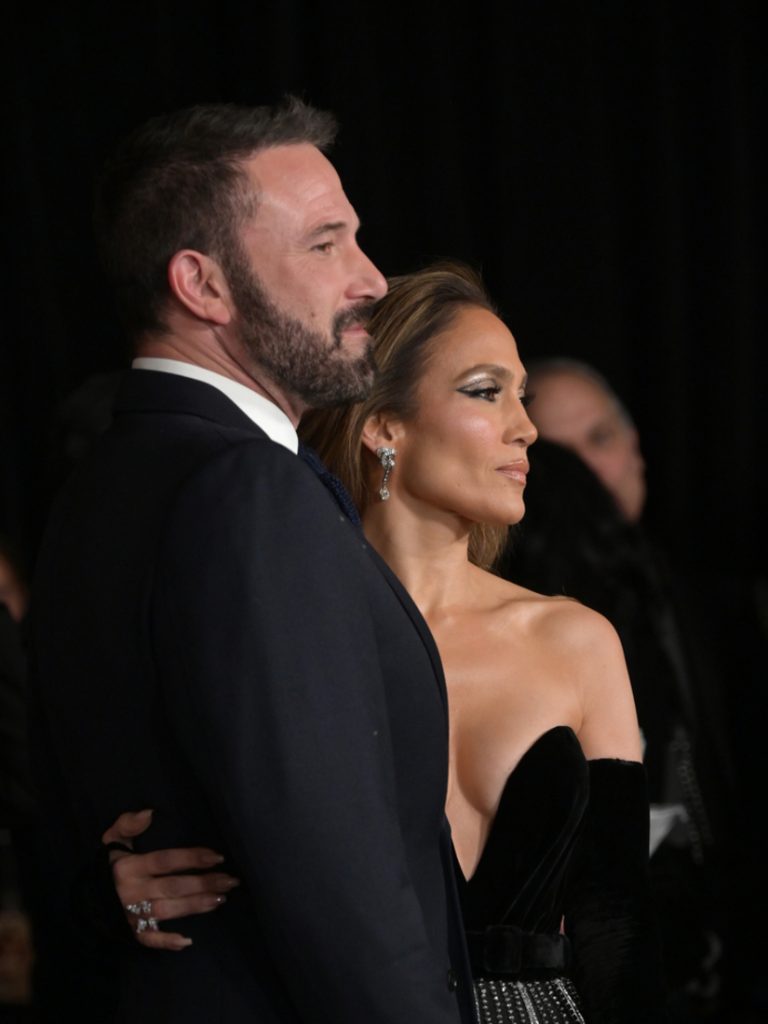 În timp ce JLo era în Europa, Affleck și-a mutat bunurile din conacul familiei