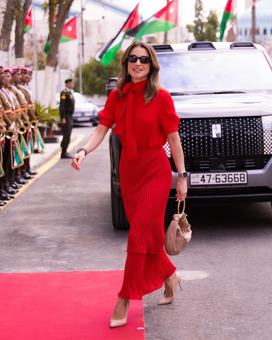 Lady in red: королева Рания на открытии сессии парламента