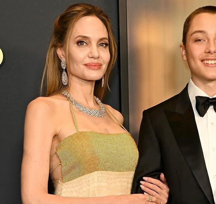 Angelina Jolie a ieșit pe covorul roșu împreună cu fiul ei Knox