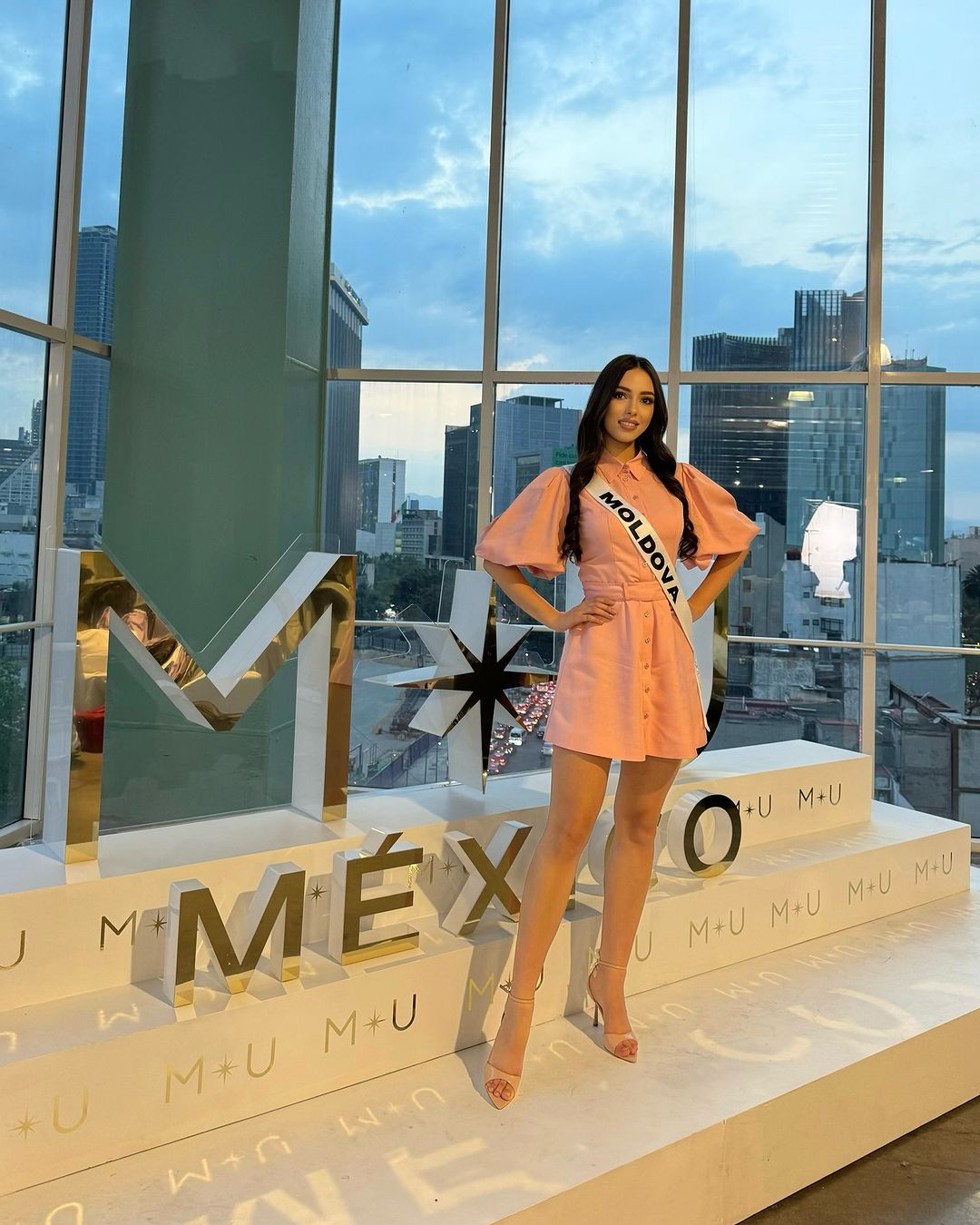 «Miss Universe Moldova» Djulieta Calalb a arătat primele fotografii de la concursul din Mexico City