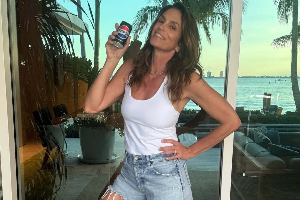 Cindy Crawford a recreat aspectul ei iconic publicitar Pepsi