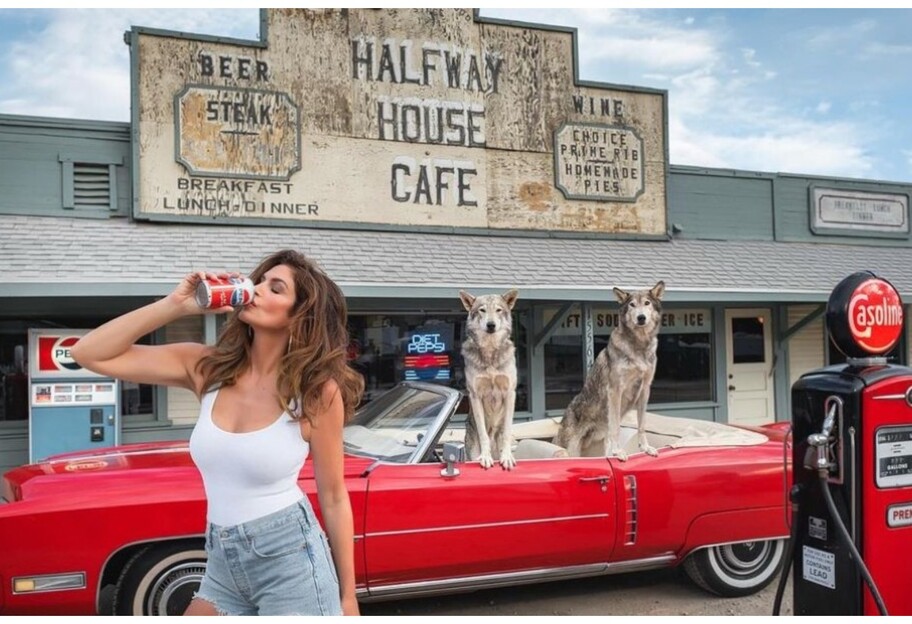 Cindy Crawford a recreat aspectul ei iconic publicitar Pepsi