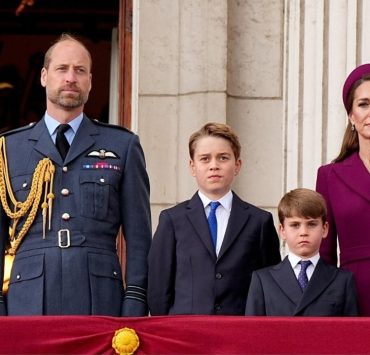 Toți s-au adunat: Kate Middleton și Prințul William cu copii la parada militară