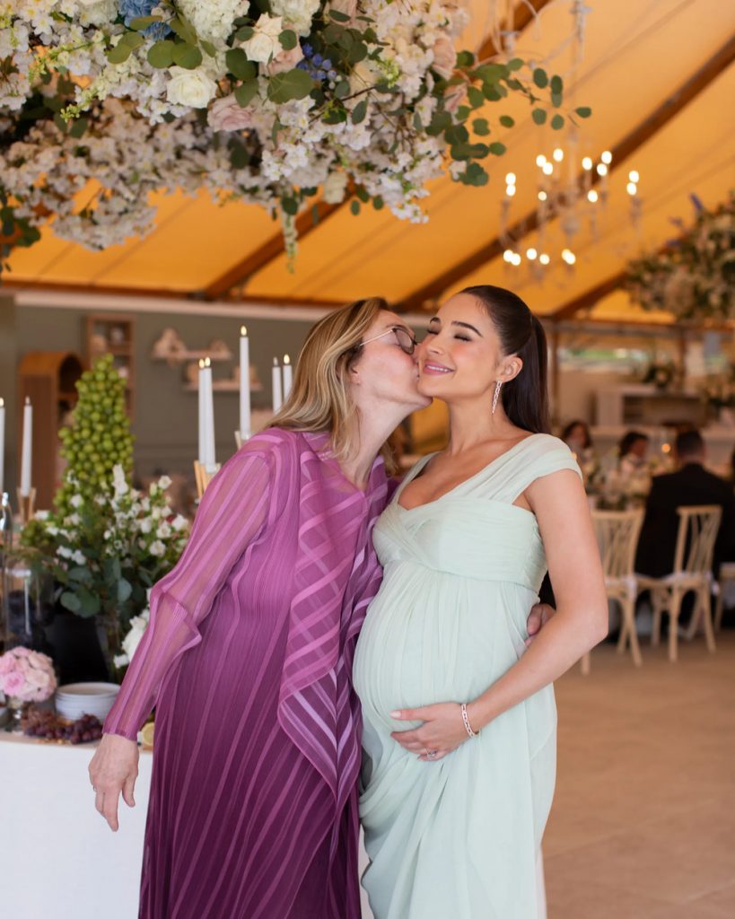 Așteptând primul său copil: Olivia Culpo a organizat un baby shower luminos