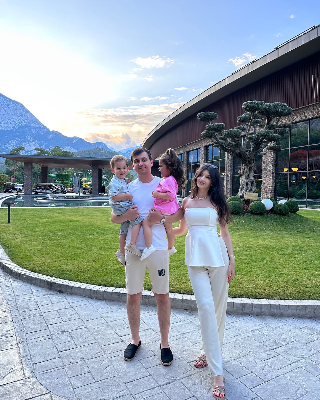 Video: Baby shower-ul plin de culoare al Mihaelei Mocanu