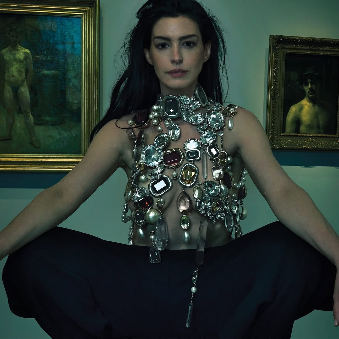 Энн Хэтэуэй снялась для Vogue и рассказала о самой тяжелой роли в своей жизни