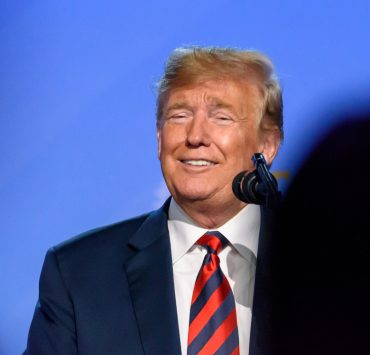 «Ты красивая»: Дональд Трамп флиртовал с журналисткой прямо на пресс-конференции